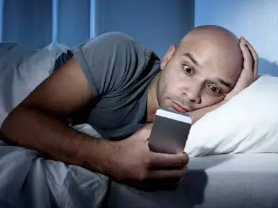 睡前玩手机影响生育