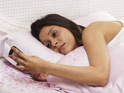 睡前玩手机影响生育