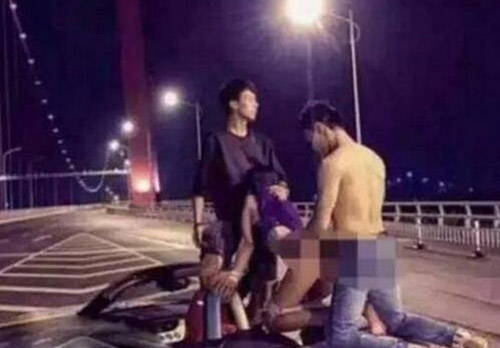 男女景點拍大尺度不雅照