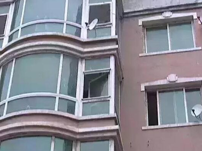 男孩徒手接住女孩 男孩徒手接住女孩