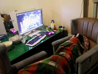 男子短褲吃住網吧