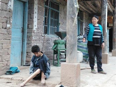 四川一戶村民用鐵鏈拴女兒 家屬：女兒癡呆沒辦法