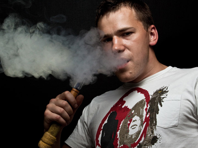 男子吸烟逼停高铁 男子吸烟逼停高铁