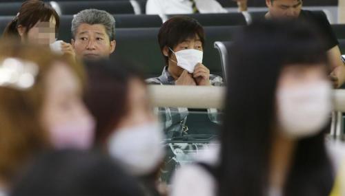首爾金浦國際機場內的乘客們戴著口罩