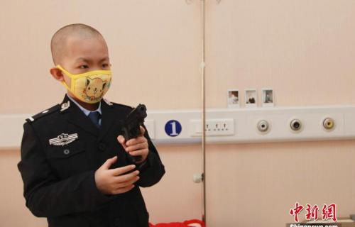 8歲白血病男孩醫(yī)院里圓警察夢