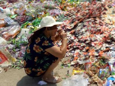 武汉市民争捡过期食品 过期食品吃了有什么危害