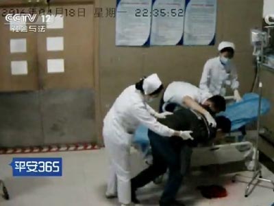 医生都累吐血了！上海一医生连续工作32小时累吐血