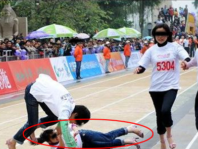 女生摔倒后死亡