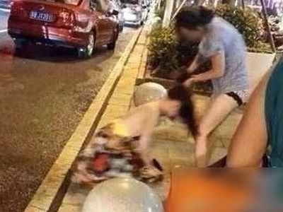 男子扒光妻子游街(图)
