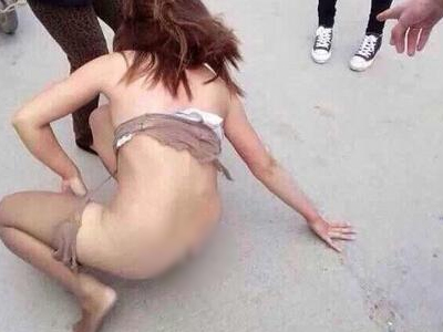 男子扒光妻子游街(图)