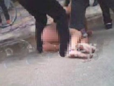 男子扒光妻子游街(图)