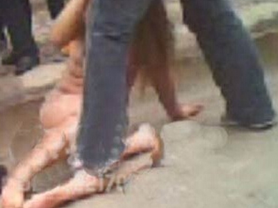 男子扒光妻子游街(图)