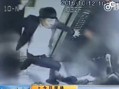 女子电梯内劝阻吸烟