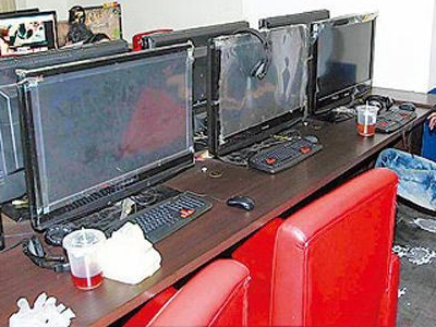 男子穿短裤吃住网吧