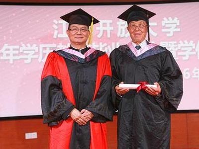 江苏88岁高龄学霸毕业 反应迟钝如何克服