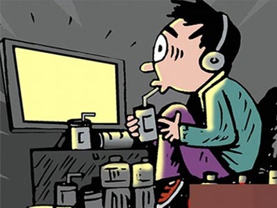 男子短裤吃住网吧 经常熬夜上网危害大