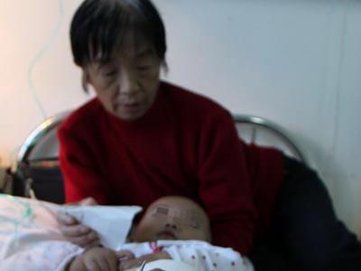 六旬老人倾尽家产救烫伤养子 烫伤如何紧急处理 