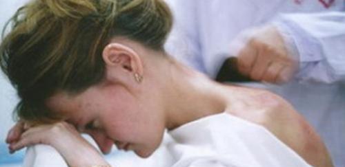 颈部刮痧操作方法(1)