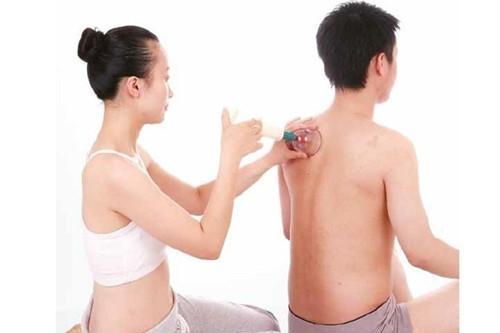 中医养生知识 拔罐时常用的体位有4种(1)