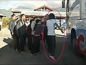 导游手持砖头追打游客 好没素质